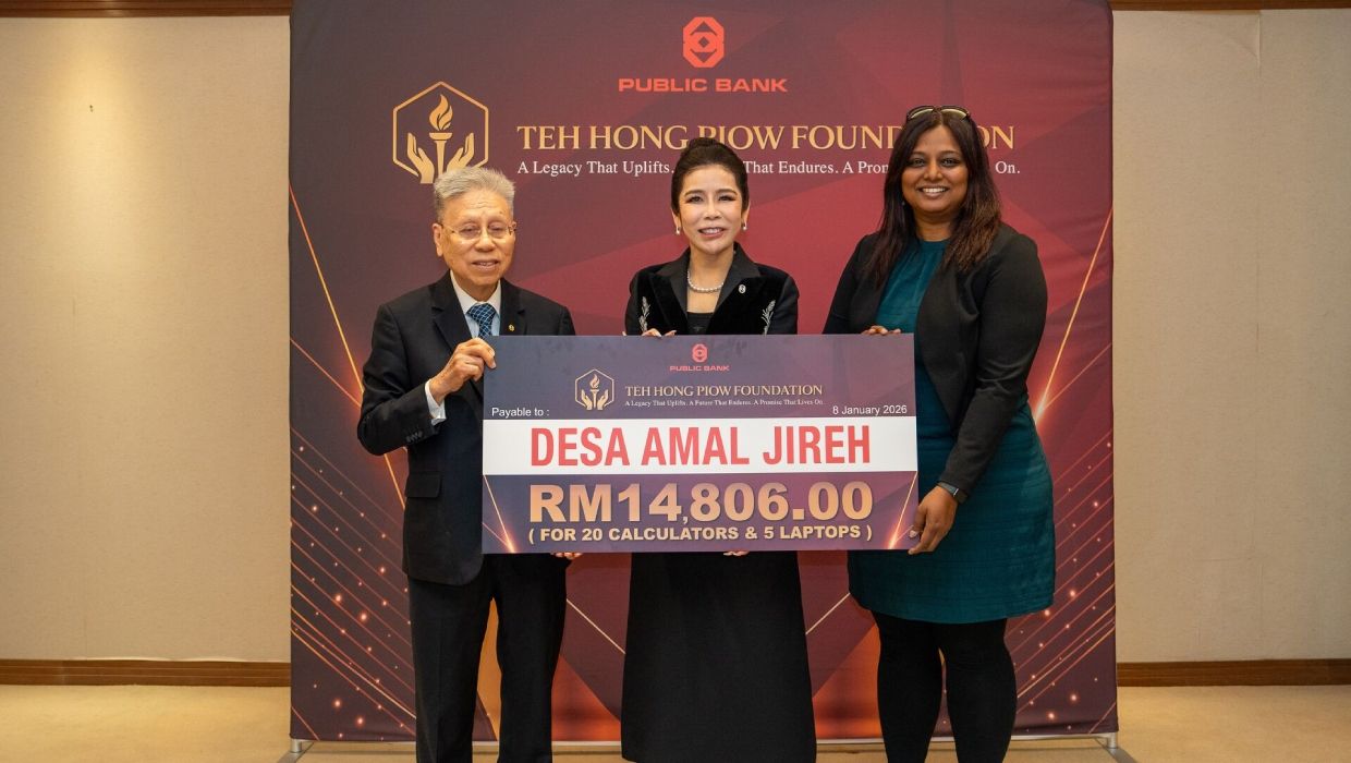 Ms. Teh Li Shian Diona and Tan Sri Dato’ Sri (Dr) Tay Ah Lek presenting a RM14,806.00 contribution to Desa Amal Jireh at Menara Public Bank.