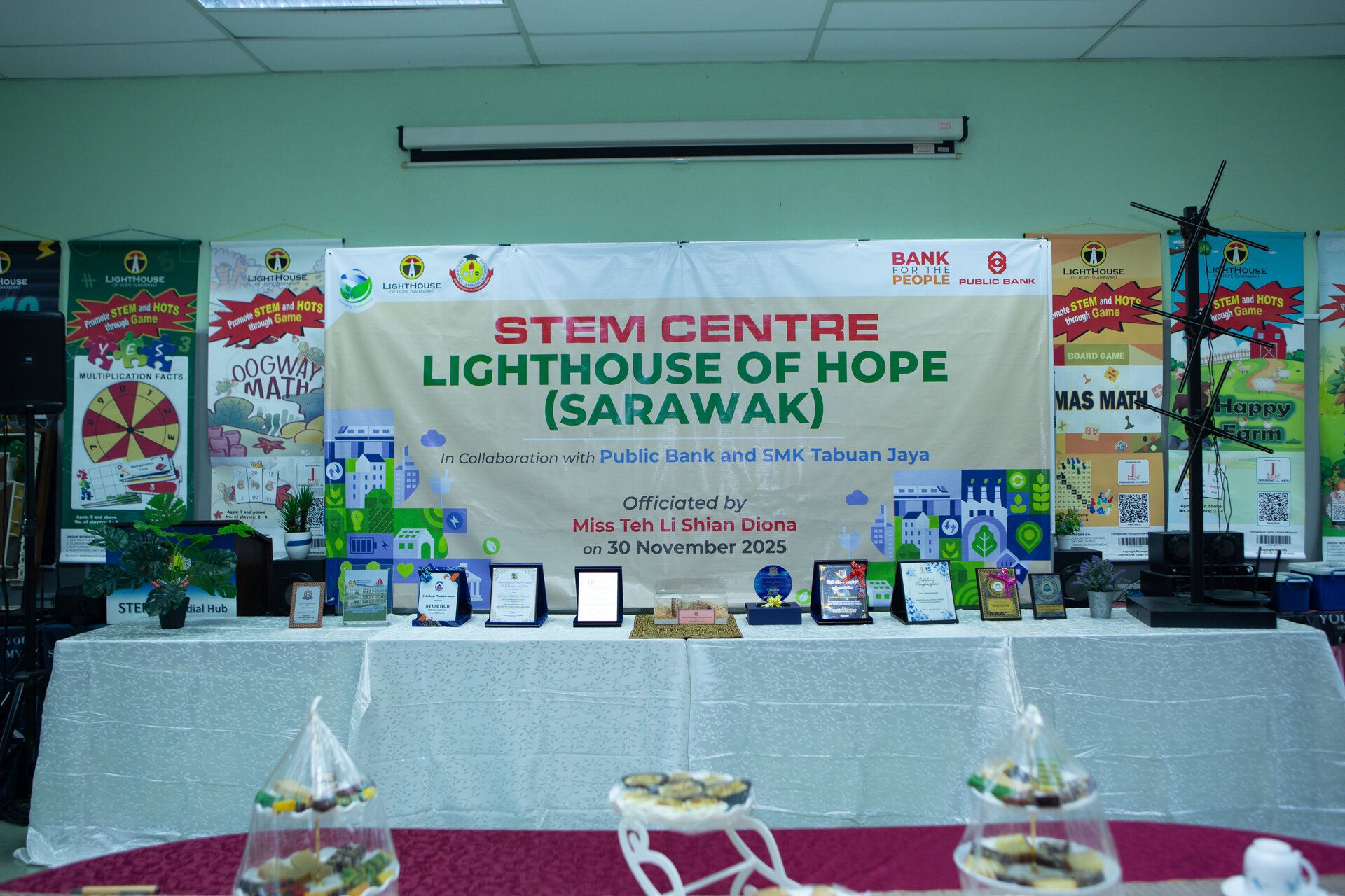 The launching of the SMK Tabuan Jaya STEM Hub on 30 November 2025.