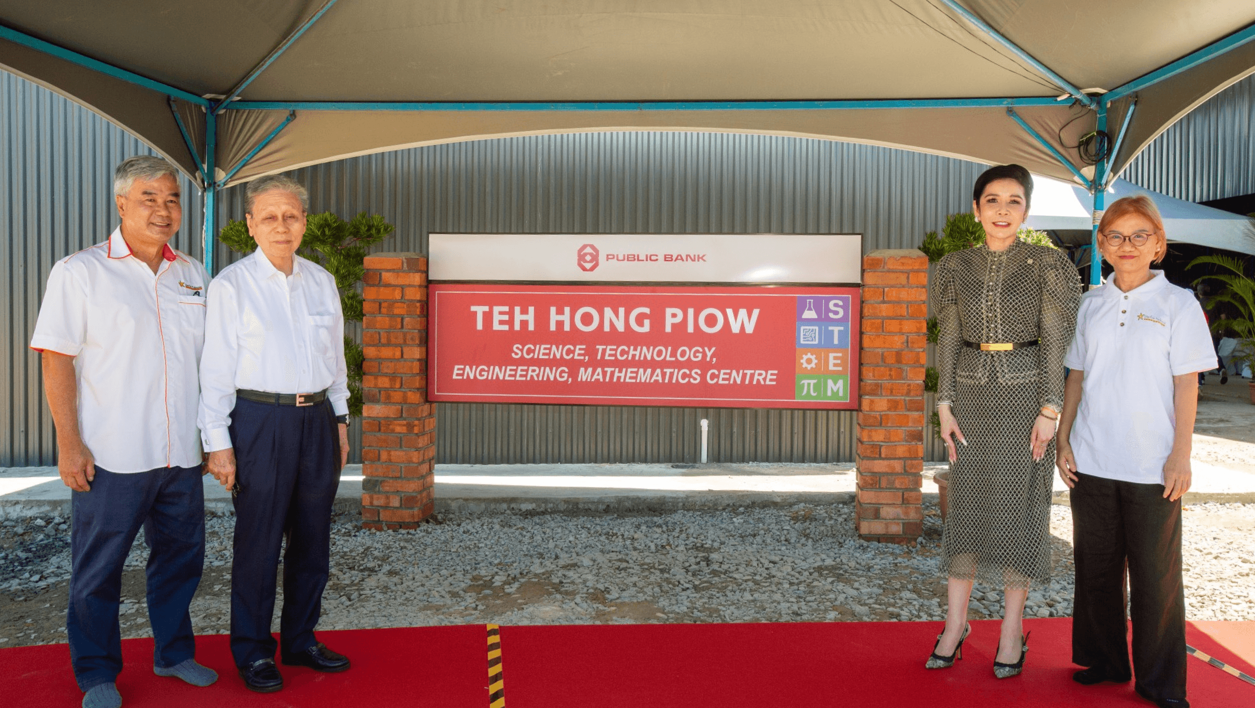 Ms. Teh Li Shian Diona and Tan Sri Dato’ Sri (Dr) Tay Ah Lek at the Teh Hong Piow STEM Hub together with Mr. Jimmy Lei, Chairman & Director of Starfish Malaysia Foundation.