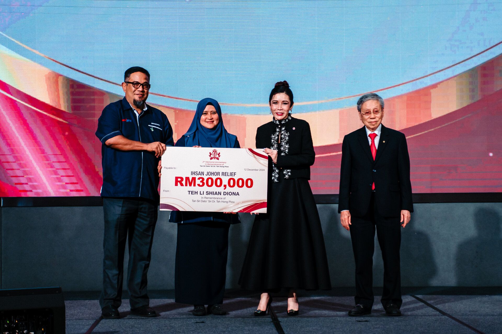 Ms. Teh Li Shian Diona and Tan Sri Dato’ Sri (Dr) Tay Ah Lek presenting a RM300,000 contribution to representatives of Ihsan Johor in support of rebuilding floating houses and assisting students and schools affected by the floods.