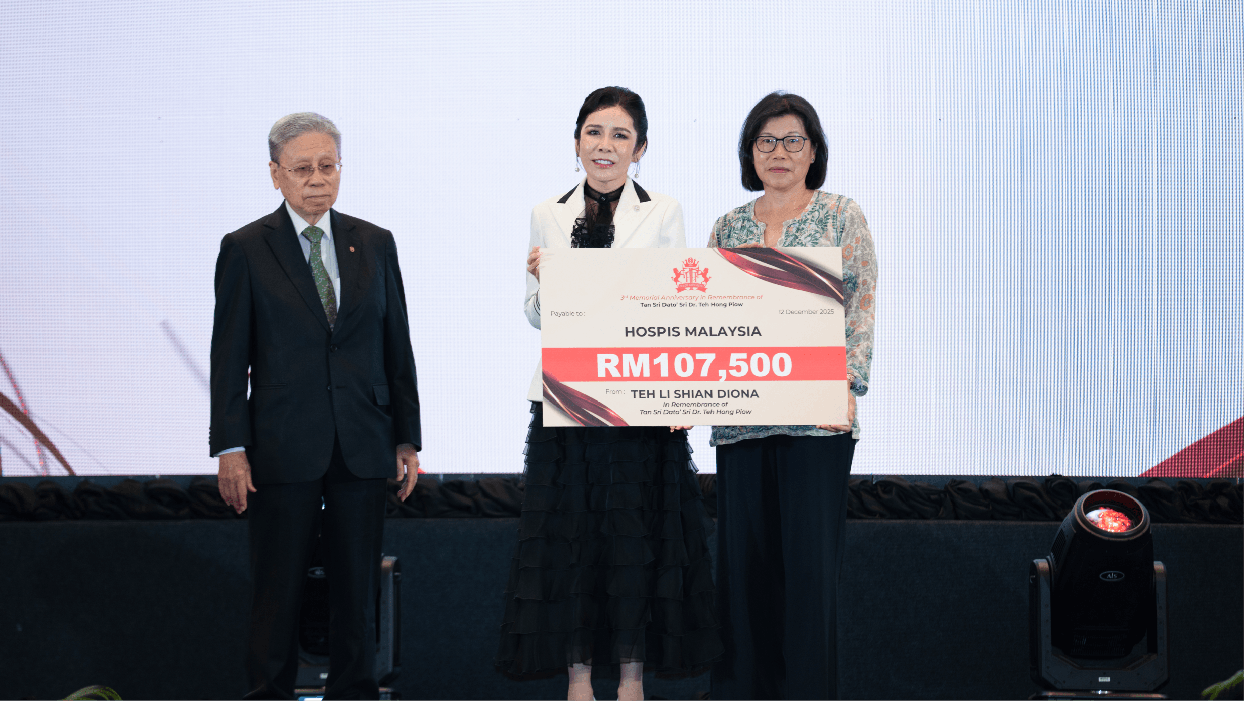 Ms. Teh Li Shian Diona and Tan Sri Dato’ Sri (Dr) Tay Ah Lek presenting a RM107,500 contribution to Tham Su Ming, <br>Director of Hospis Malaysia.