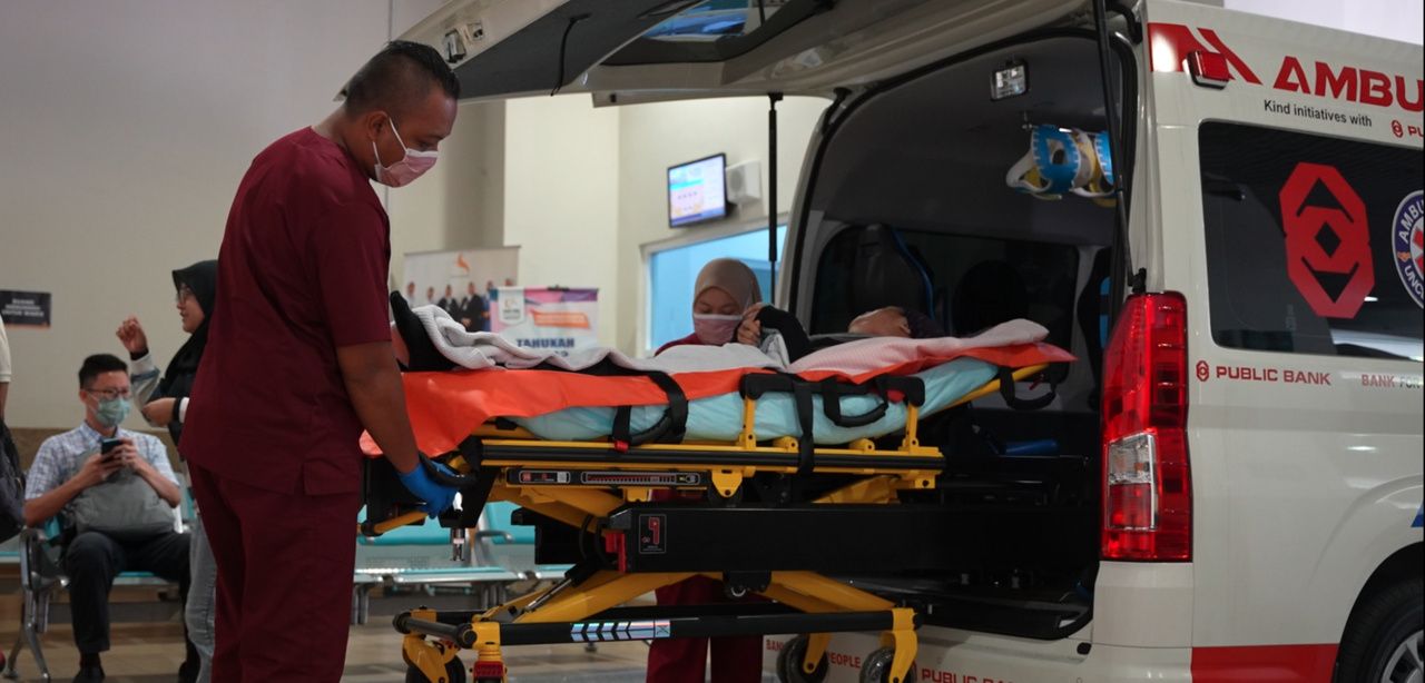 Paramedics from Persatuan Amal Uncle Kentang Malaysia assisting a patient upon arrival at the hospital to ensure timely medical attention and safe transfer for further treatment.